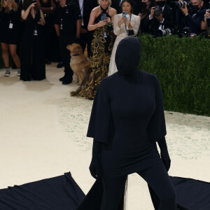 Kim Kardashian virou meme após o MET Gala, por ter optado por look todo preto cobrindo o rosto