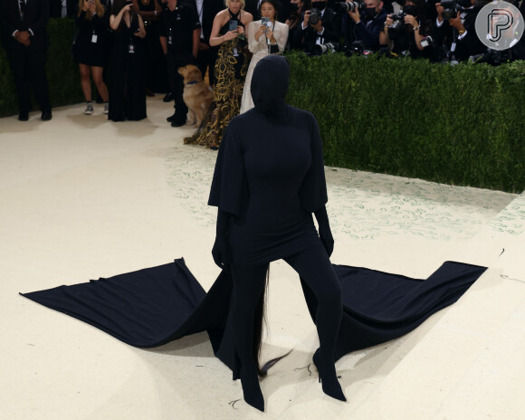 Kim Kardashian virou meme após o MET Gala, por ter optado por look todo preto cobrindo o rosto
