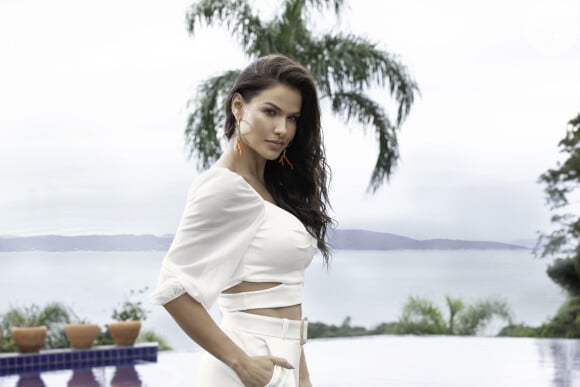Andressa Suita usa blusa com recorte, trend que se destacou nas semanas de moda internacionais