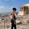 Bruna Marquezine visita ruínas de templo em Atenas