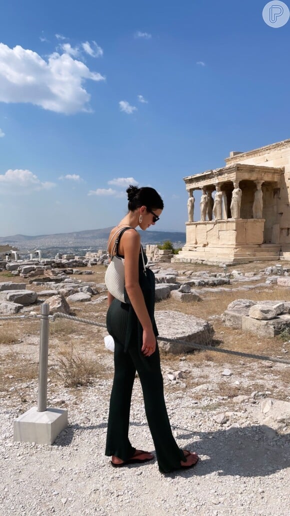 Bruna Marquezine visita ruínas de templo em Atenas