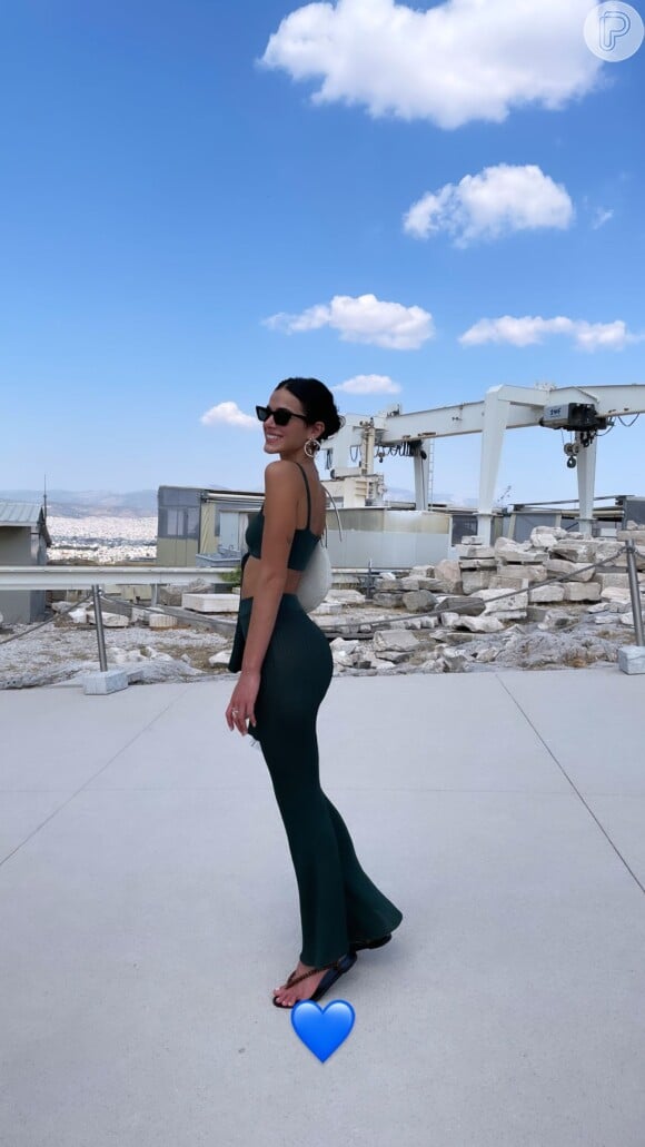 Bruna Marquezine posa em visita à Grécia