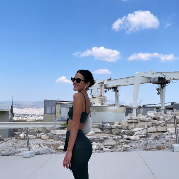 Bruna Marquezine posa em visita à Grécia