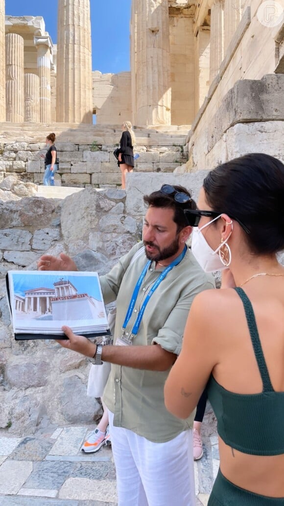 Bruna Marquezine faz passeio turístico por Atenas