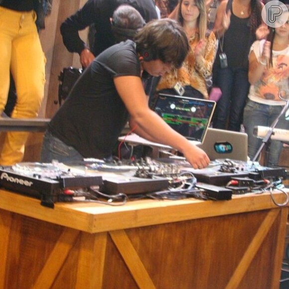 Igor Camargo, filho de Zezé Di Camargo e Zilu, trabalha como DJ