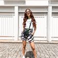 Thaisa Carvalho combina short de estampa de zebra com tênis e t-shirt branca