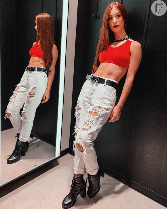 Thaisa Carvalho posa com jeans destroyed no Instagram