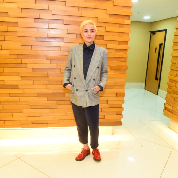 Maria Casadevall estava com o cabelo bem curtinho e platinado