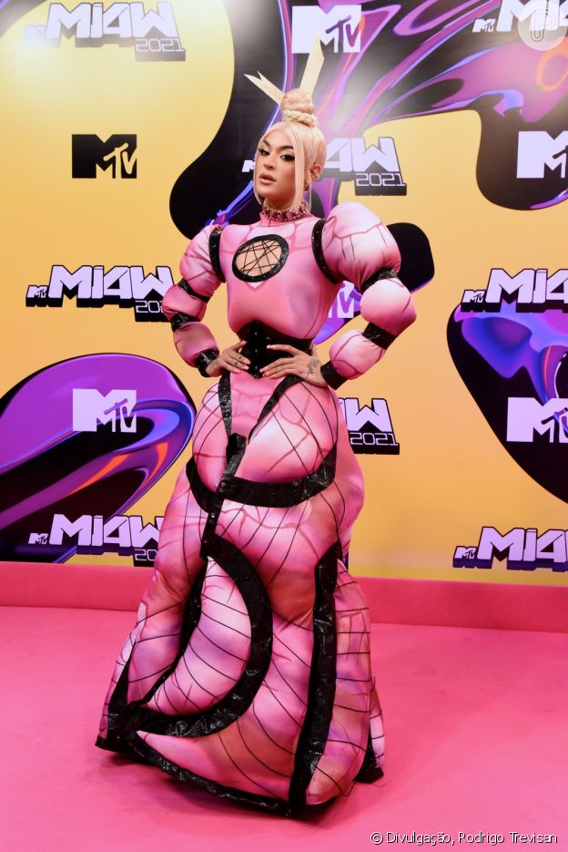 Pabllo Vittar com look Marco Guerro em rosa e com elementos futuristas