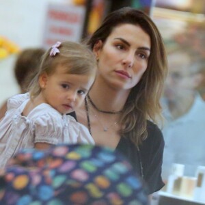 Rodrigo Santoro e Mel Fronckowiak são pais de Nina, de 4 anos. Na foto, a criança ganha colo da mãe em 2019
