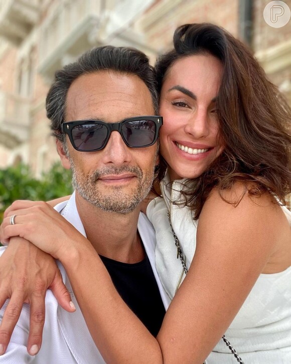 Rodrigo Santoro e a mulher, Mel Fronckowiak, posaram abraçados juntos em Portugal