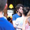 Chay Suede e Laura Neiva trocam beijos em barzinho de São Paulo após assumirem o namoro