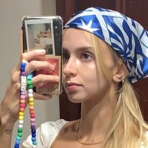 Isabella Scherer não abre mão de jeans e bandanas para o 'MasterChef'