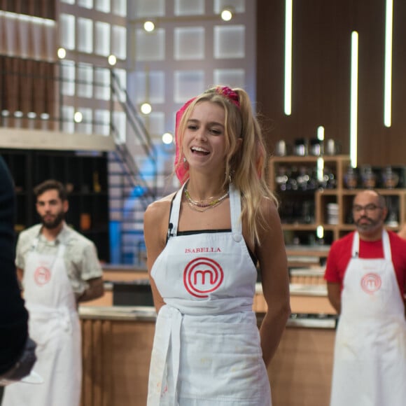 Isabella Scherer é fã de lenços nos penteados para o 'MasterChef Brasil'