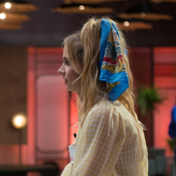 Penteado com lenço de Isabella Scherer no 'MasterChef Brasil' é cheio de estilo