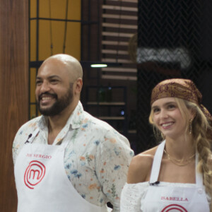 Isabella Scherer mudou a forma de usar bandanas nos looks do 'MasterChef Brasil'