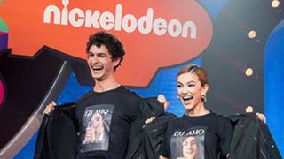 Manu Gavassi e Jullio Reis usam roupas 'de casal' estampadas com declarações de amor. Fotos!