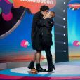 Manu Gavassi e o namorado, Jullio Reis, celebraram a premiação com um beijo