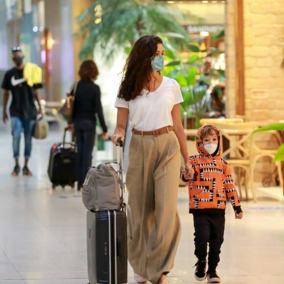 Sophie Charlotte embarcou no Santos Dumont, Rio de Janeiro, acompanhada do filho, Otto, de 4 anos, nesta quinta-feira (30)