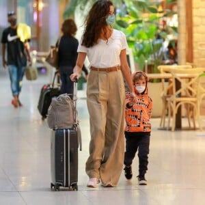 Sophie Charlotte e o filho viajaram em voo doméstico nesta quinta-feira (30)