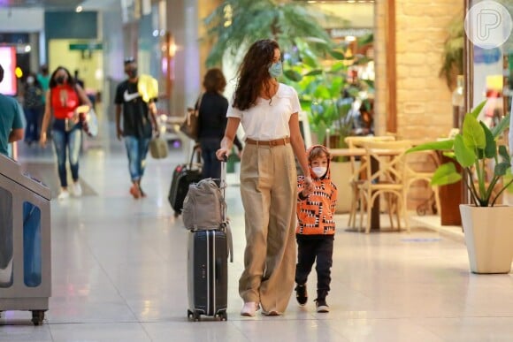 Sophie Charlotte e o filho viajaram em voo doméstico nesta quinta-feira (30)