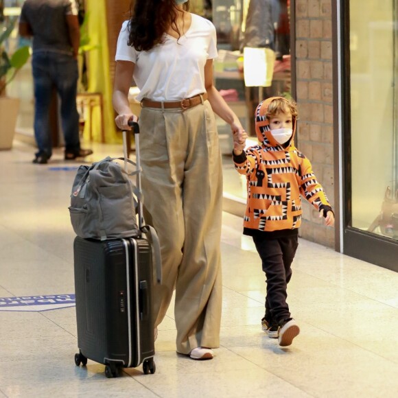 Sophie Charlotte vestiu o filho de 4 anos com sapato e casaco de moletom combinando, em estampa tribal e look todo preto e laranja