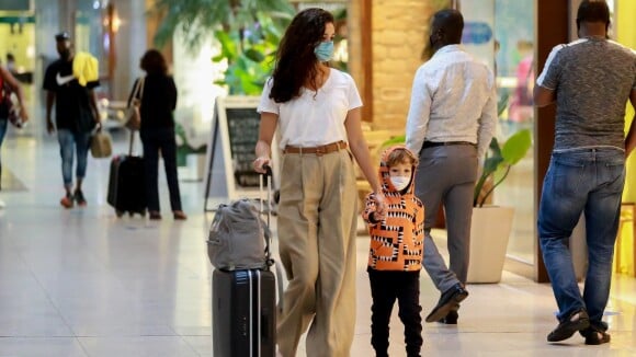 Sophie Charlotte veste o filho com casaco tribal e tênis de marca combinando em aerolook