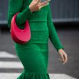Look verde com bolsa cor de rosa: cores que combinam na produção