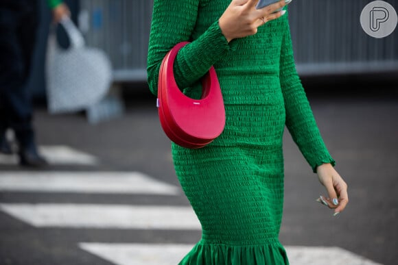 Look verde com bolsa cor de rosa: cores que combinam na produção
