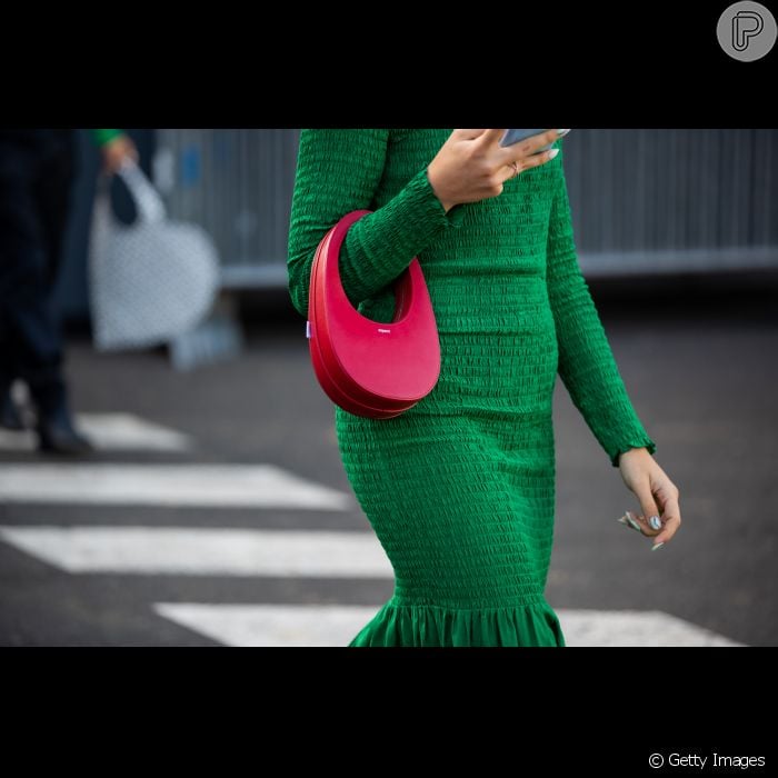 Look verde com bolsa cor de rosa: cores que combinam na produção -  Purepeople