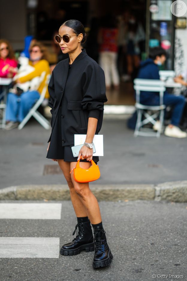 Look all black com bolsa tendência da temporada