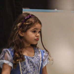 Filha de José Loreto, Bella, 3 anos, esbanjou fofura vestida de princesa em passeio por shopping do Rio de Janeiro em 1º de outubro de 2021