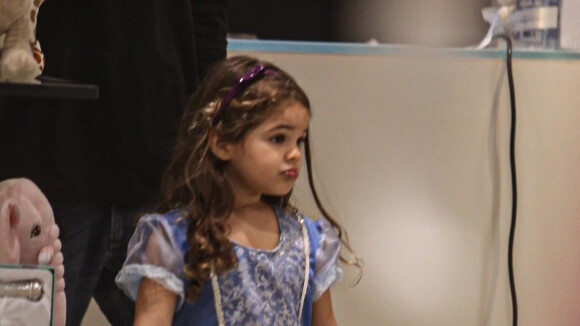 José Loreto leva filha, Bella, vestida de princesa, para passeio em shopping. Fotos!