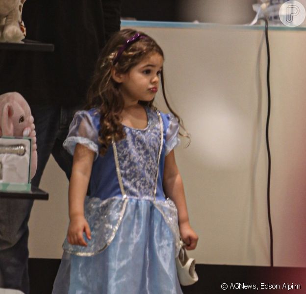 Filha de José Loreto, Bella, 3 anos, esbanjou fofura vestida de princesa em passeio por shopping do Rio de Janeiro em 1º de outubro de 2021