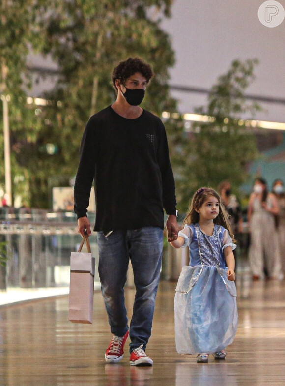 José Loreto levou a filha, Bella, 3 anos, para passear em shopping do Rio de Janeiro