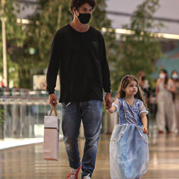 José Loreto levou a filha, Bella, 3 anos, para passear em shopping do Rio de Janeiro