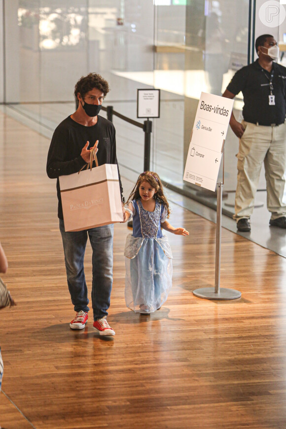 Filha de José Loreto, Bella, 3 anos, deu show de fofura vestida de princesa para visitar shopping