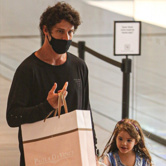 Filha de José Loreto, Bella, 3 anos, deu show de fofura vestida de princesa para visitar shopping