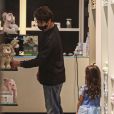 Filha de José Loreto, Bella, 3 anos, passeou por shopping vestida de princesa