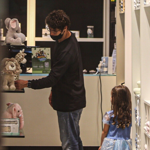 Filha de José Loreto, Bella, 3 anos, passeou por shopping vestida de princesa