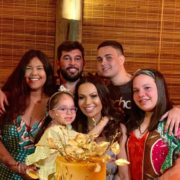 Casada com Monilton Moura (de barba), Solange Almeida é mãe de 4 filhos