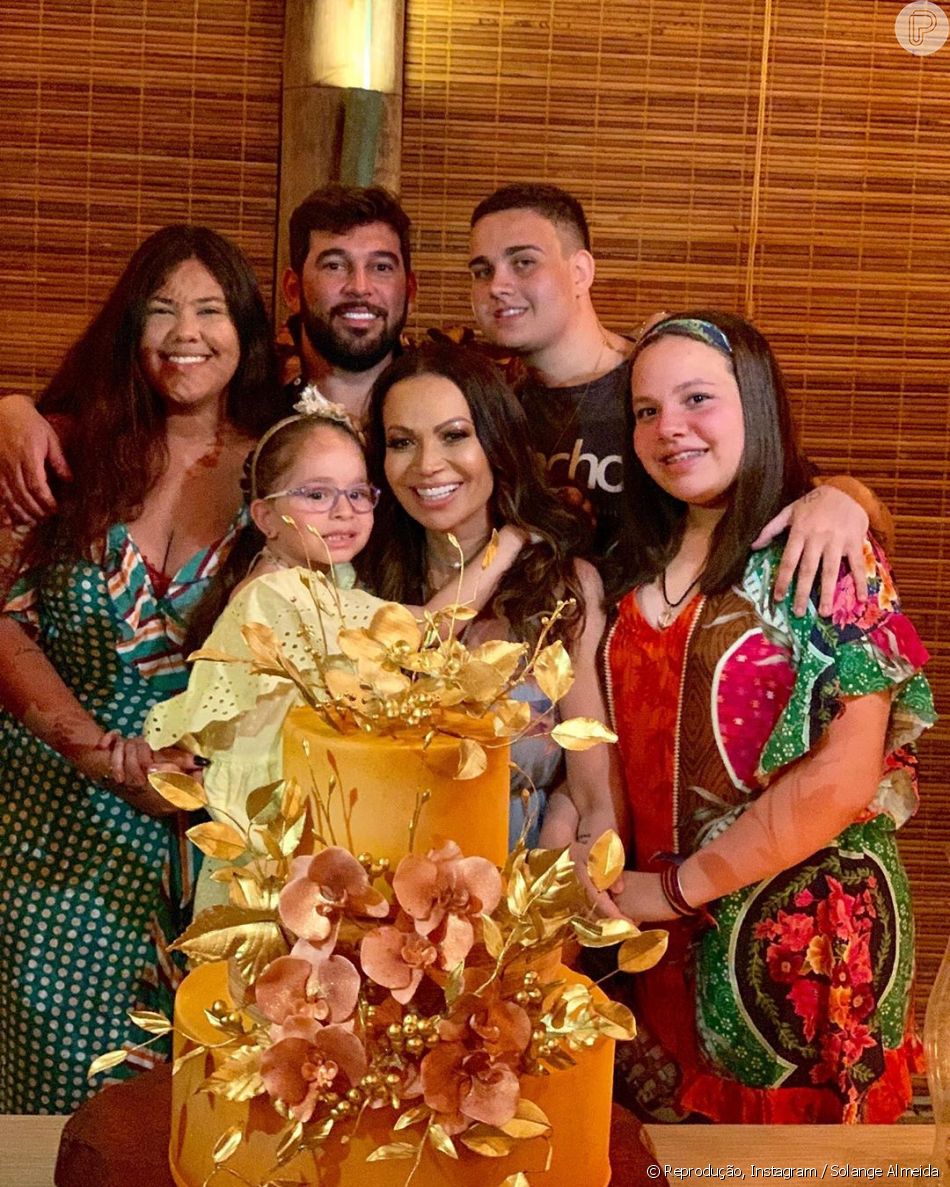 Casada com Monilton Moura (de barba), Solange Almeida é mãe de 4 filhos