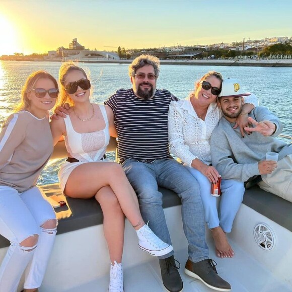 Antes de chegar à Espanha com Zé Felipe, Virgínia Fonseca fez cerimônia de despejo das cinzas do pai morto no rio Tejo, em Portugal