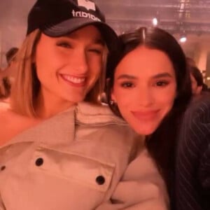 Sasha Meneghel e Bruna Marquezine assistiram a desfile juntas em Paris