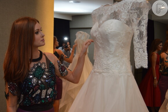 Marina Ruy Barbosa se encanta com vestido de noiva