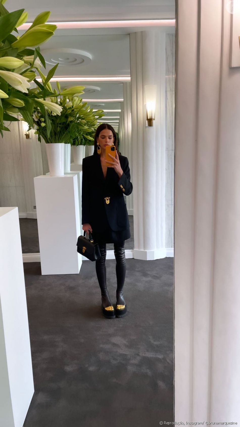 Fãs não gostaram de um look escolhido por Bruna Marquezine em um passeio por Paris