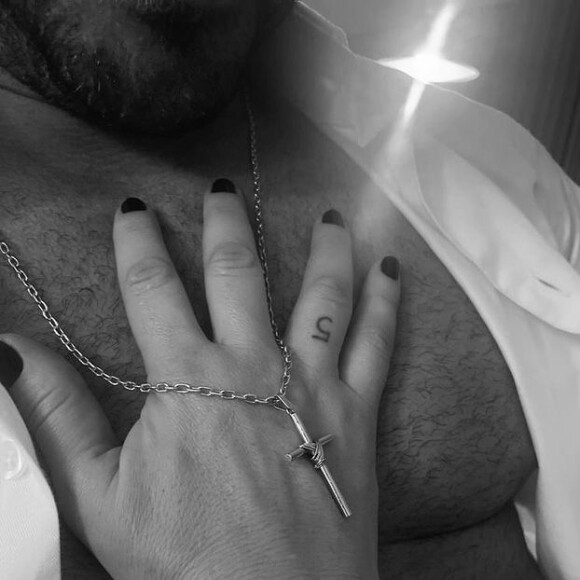 Paolla Oliveira pousa a mão sobre o peito de Diogo Nogueira em foto