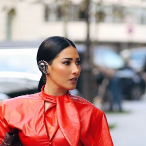 Simaria compareceu à Semana de Moda de Paris usando um vestido vermelho longo