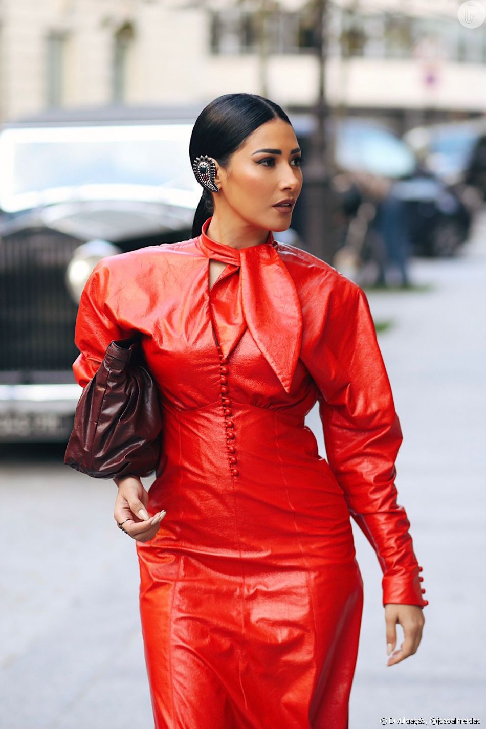 Simaria compareceu à Semana de Moda de Paris usando um vestido vermelho longo