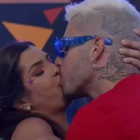 Marina Ferrari trocou beijos com Gui Araújo em 'A Fazenda 13'